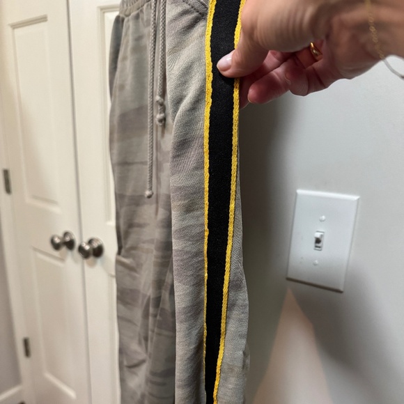 Z Supply camo joggers/sweatpants - Picture 4 of 5